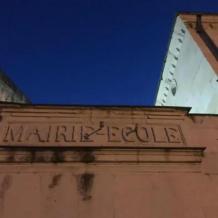 Logis Escale - Grand Gite, Piscine Treves-Cunault